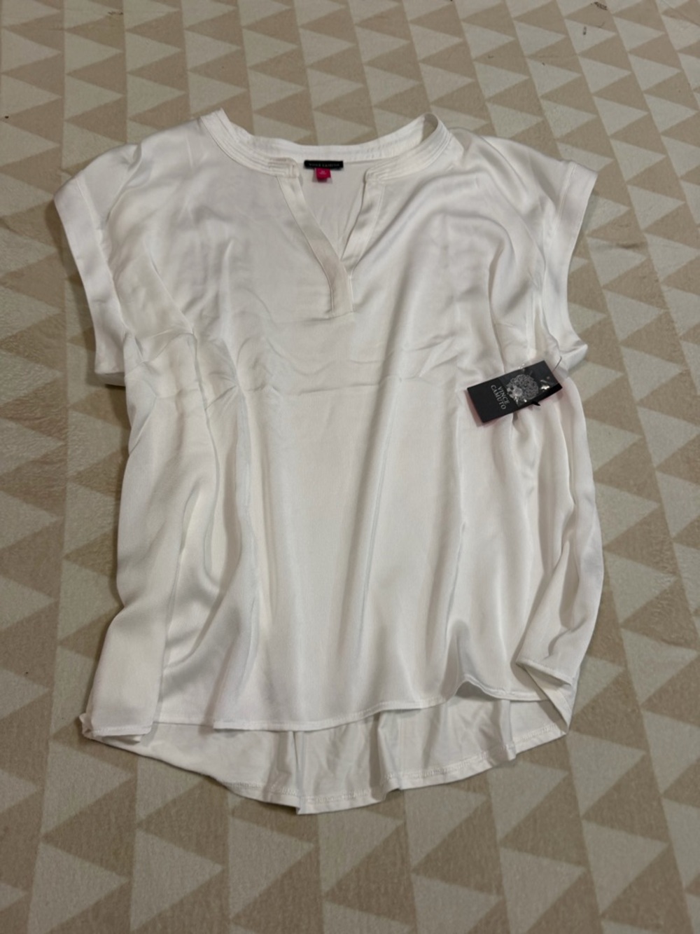 Vince camuto satin cap sleeve vneck top